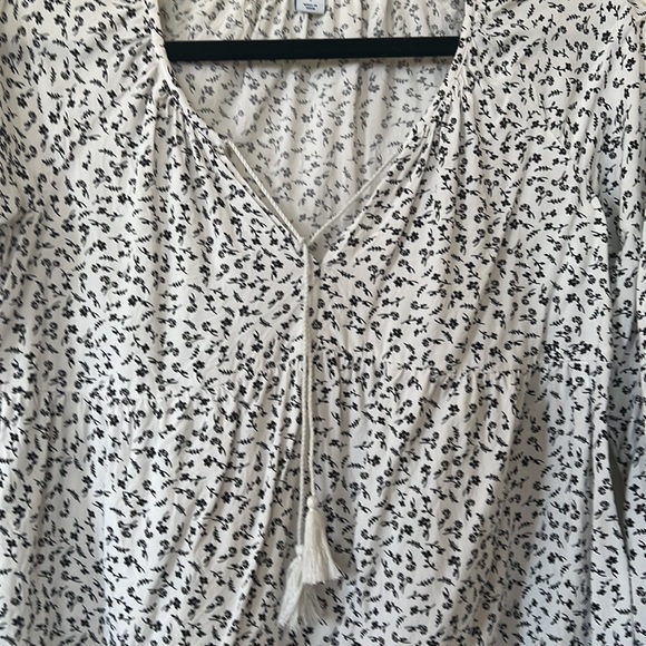 Old Navy Womens Floral Blouse in white and black. - Picture 2 of 8